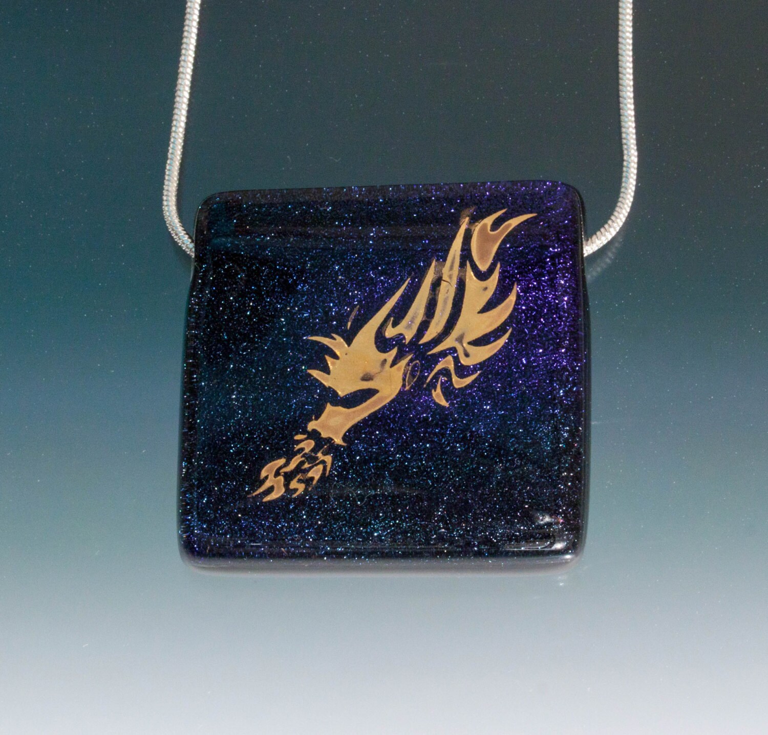 Blau Dichroic Glas Anhänger, Drachen 22K Gold Design Blau Dichroic Glas Anhänger, Drachen 22K Gold Design von UnicornsCreations