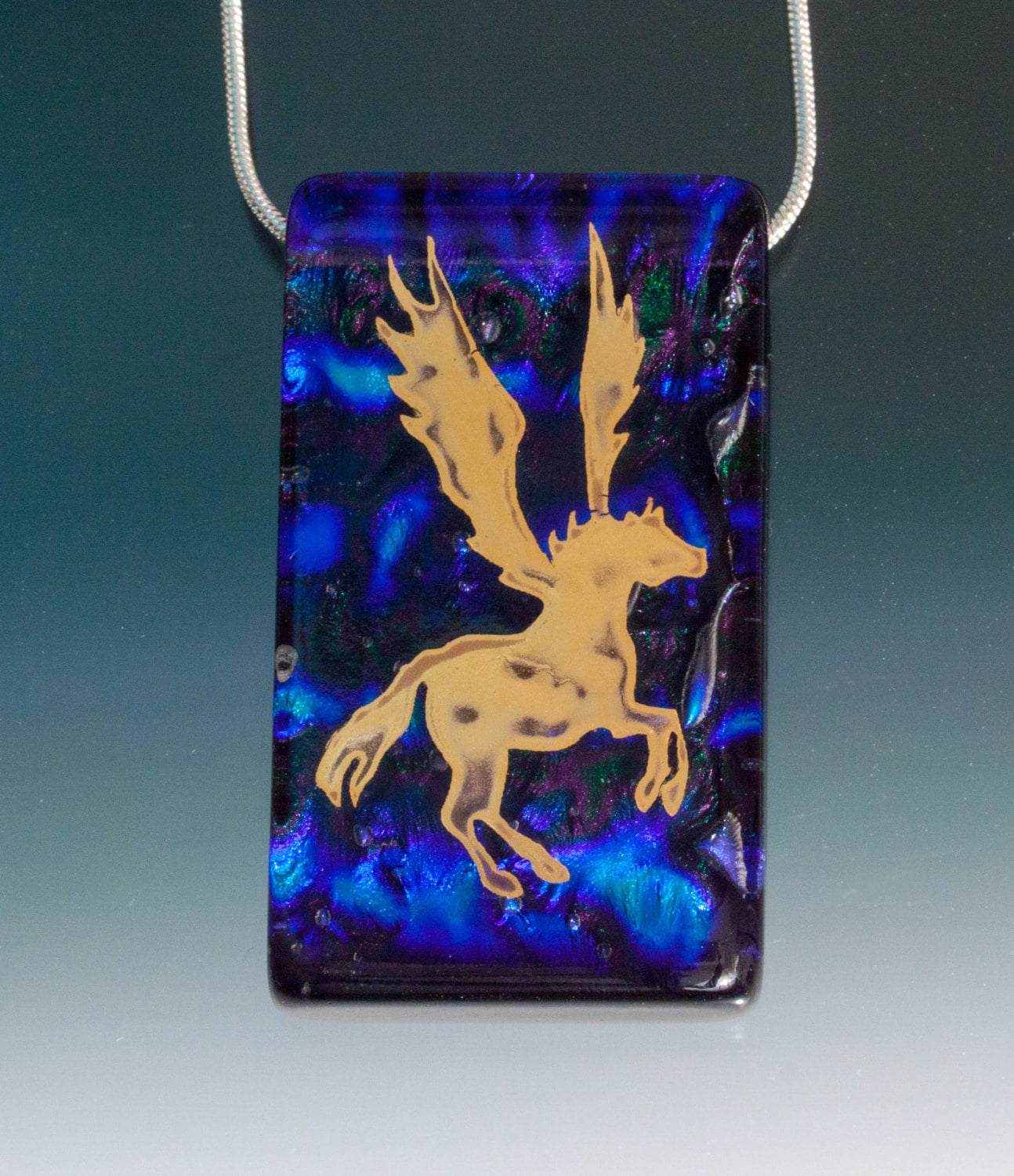 Blau Dichroic Glas Pegasus Anhänger 22K Gold Irisierender Schmuck Blau Dichroic Glas Pegasus Anhänger 22K Gold Irisierender Schmuck von UnicornsCreations