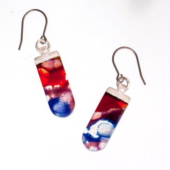 Dichroic Glas Ohrringe in Den Farben Rot, Kobalt Und Violett Dichroic Glas Ohrringe in Den Farben Rot, Kobalt Und Violett von UnicornsCreations