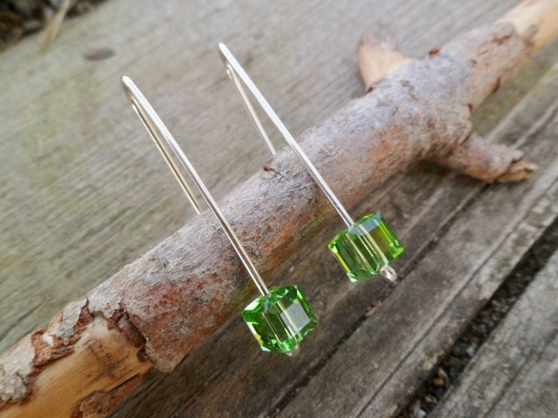 Peridot Swarovski Kristall Ohrringe Sterling Silber Würfel Anhänger Peridot Swarovski Kristall Ohrringe Sterling Silber Würfel Anhänger von UnicsHandmade