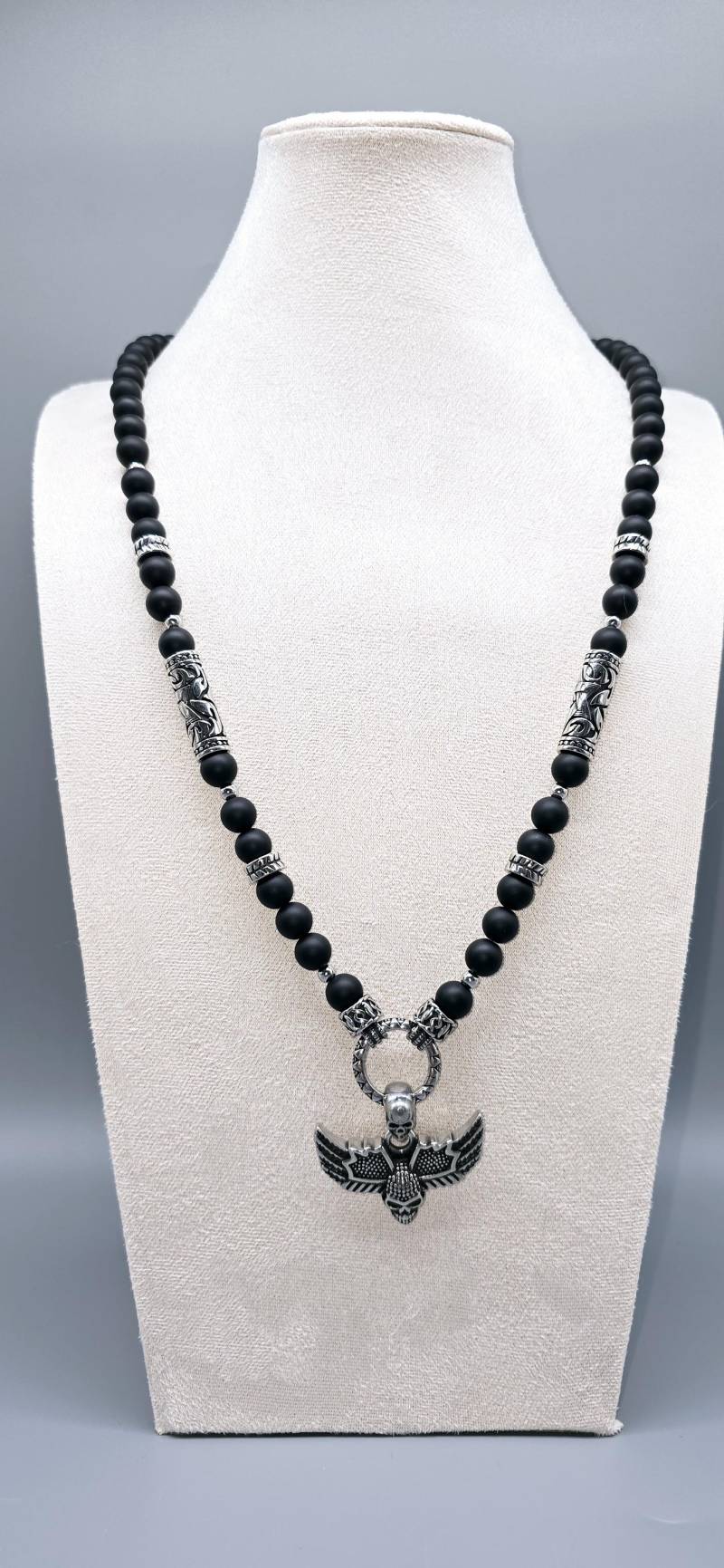 Perlenkette Unisex Aus Mattem Onyx Mit Edelstahlelementen Und Totenkopf-Anhänger von UniguePearl