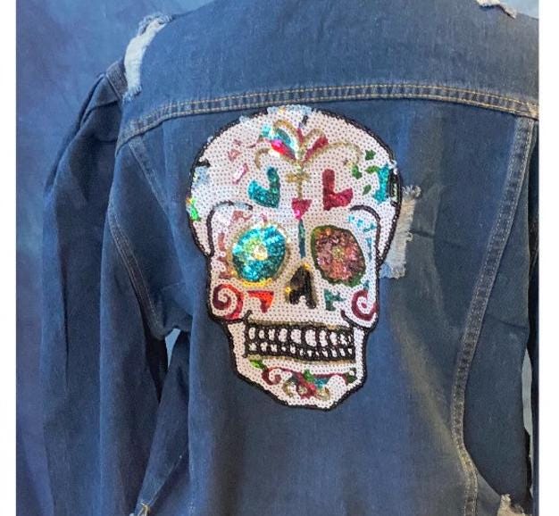 Beunruhigte Blaue Denim-Jacke Mit Totenköpfen Und Sternen, Größe 4xl, Aber Passt Für Die Größen Uk 12 Bis 14 von UnikByCamilla