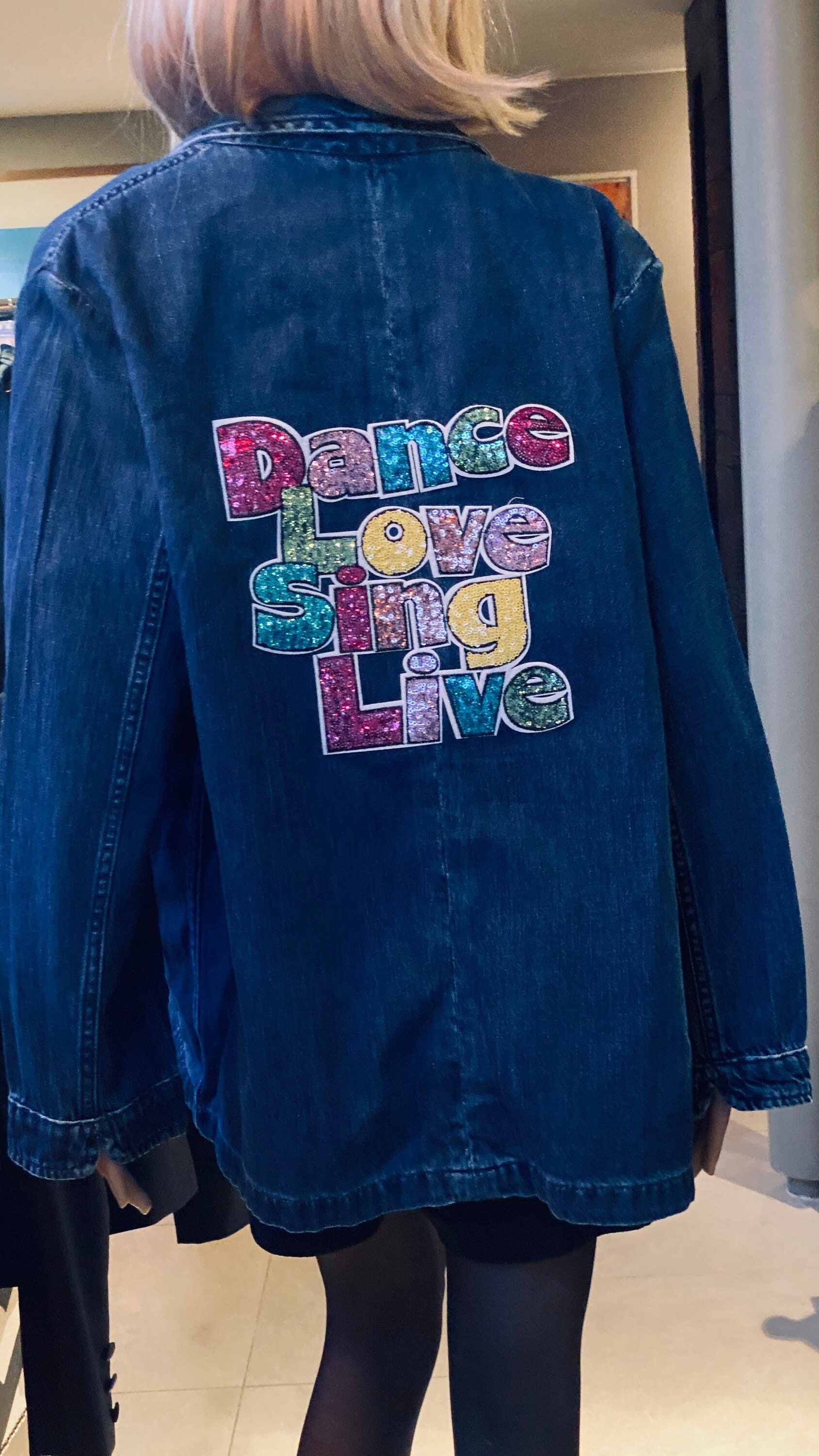 Blaue Jeansjacke Im Vintage-stil Mit Farbigen Paillettenaufdruck Dance Love Live Und Passenden Paillettensternen Größe 42 Blaue Jeansjacke Im Vintage-stil Mit Farbigen Paillettenaufdruck Dance Love Live Und Passenden Paillettensternen Größe 42 von UnikByCamilla
