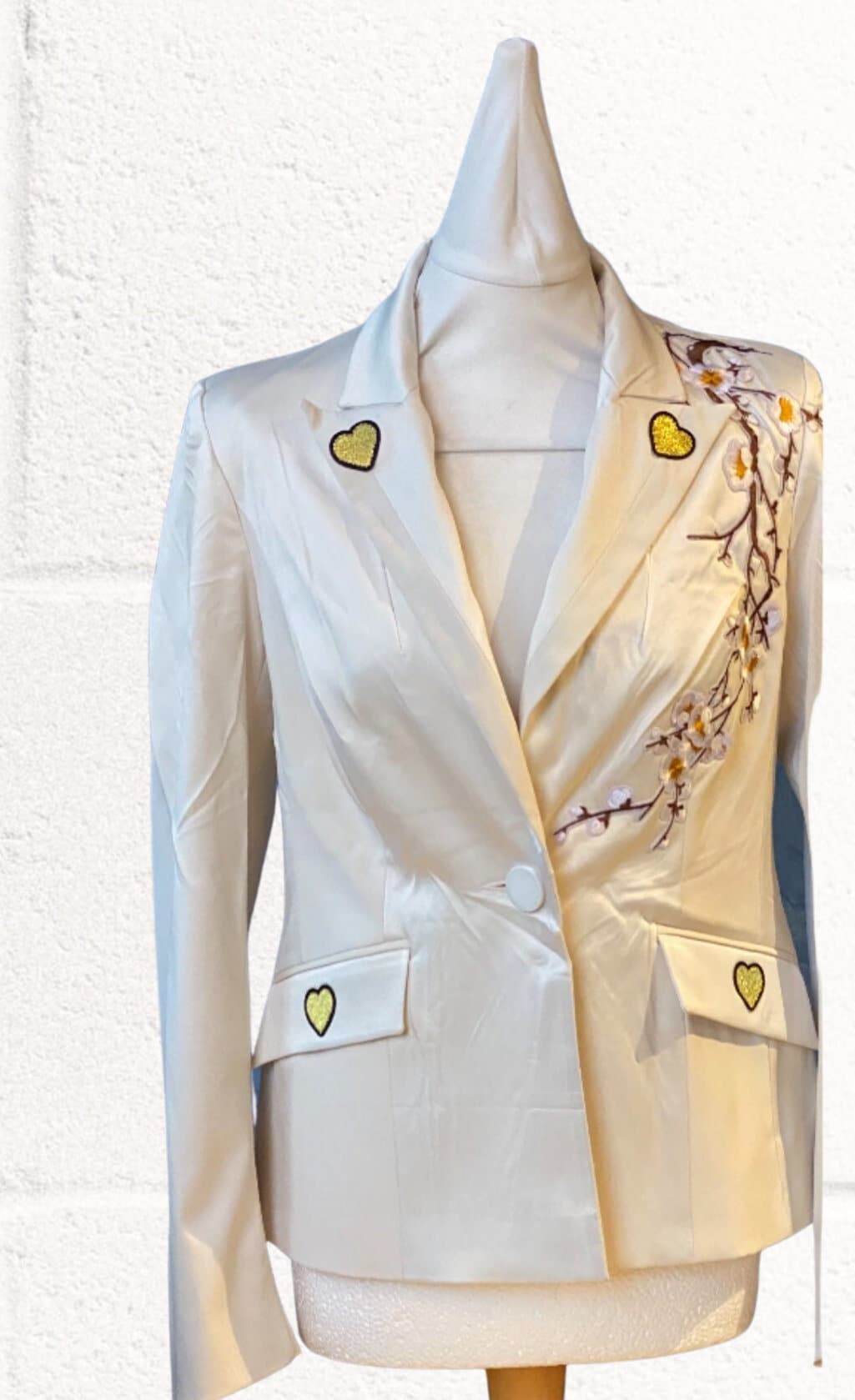 Fabelhafter Creme Blazer. Satin Mit Einem Einzelnen Knopf Verziert Goldherzen Und Goldweißen Blütenzweig. Größe 14 von UnikByCamilla