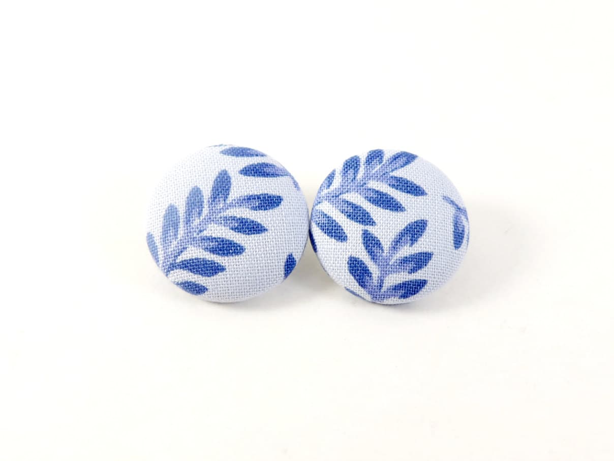 Handgemachte Blaue Stoff-Ohrringe Mit Blättern Ohrstecker Handgemachte Blaue Stoff-Ohrringe Mit Blättern Ohrstecker von UnikWalk