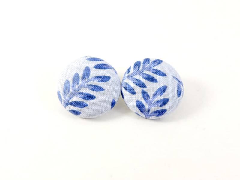Handgemachte Blaue Stoff-Ohrringe Mit Blättern Ohrstecker Handgemachte Blaue Stoff-Ohrringe Mit Blättern Ohrstecker von UnikWalk
