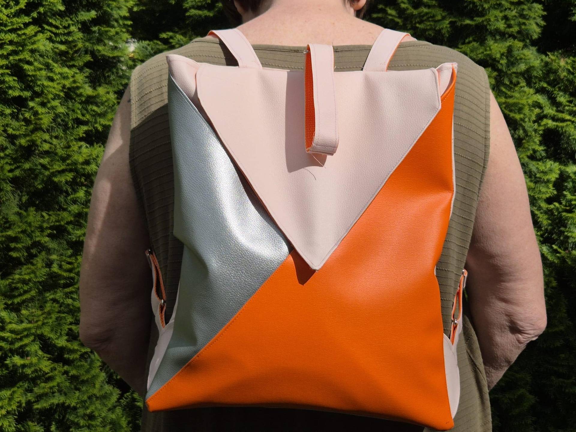 City-Rucksack, Attraktiv, Kunstleder, Magnetverschluß, Verstellbare Träger, Innentasche, Briefumschlagformat, Aussergewöhnlich von UnikatTaschenDE