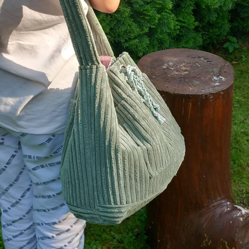 Handgenähte Kordelzugtasche Aus Salbeigrünem Möbelstoff in Kordoptik Mit 2 Auße-Und 1 Innentasche, Die Verschließbar Sind. Innenfutter Rosa Handgenähte Kordelzugtasche Aus Salbeigrünem Möbelstoff in Kordoptik Mit 2 Auße-Und 1 Innentasche, Die Verschließbar Sind. Innenfutter Rosa von UnikatTaschenDE