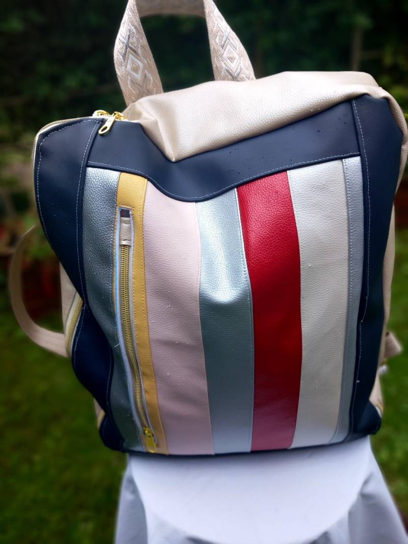 Handgenähte Messenger-Bag Aus Kunstleder Mit Baumwoll-Innentasche, Außentasche, Verstellbarem Tragegurt, Patchworkoptik, Reißverschluss Handgenähte Messenger-Bag Aus Kunstleder Mit Baumwoll-Innentasche, Außentasche, Verstellbarem Tragegurt, Patchworkoptik, Reißverschluss von UnikatTaschenDE
