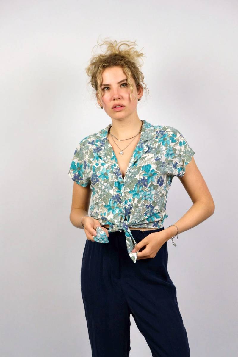 Vintage 80S Viskose Mix Blumen Print Crop Bluse Zum Knoten - Xs/S von UnikatVintageDE
