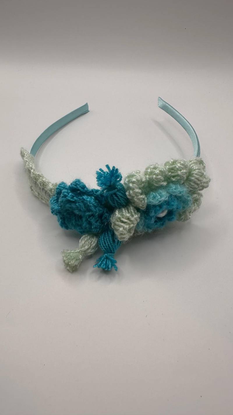 Crochet Flower Headband Blue Häkelhaarreif Türkis Mint Blume Handmade Kinder Stirnband Geschenk Einschulung Mädchenboho Sommer Floral Unikat von UnikatfadenDesign