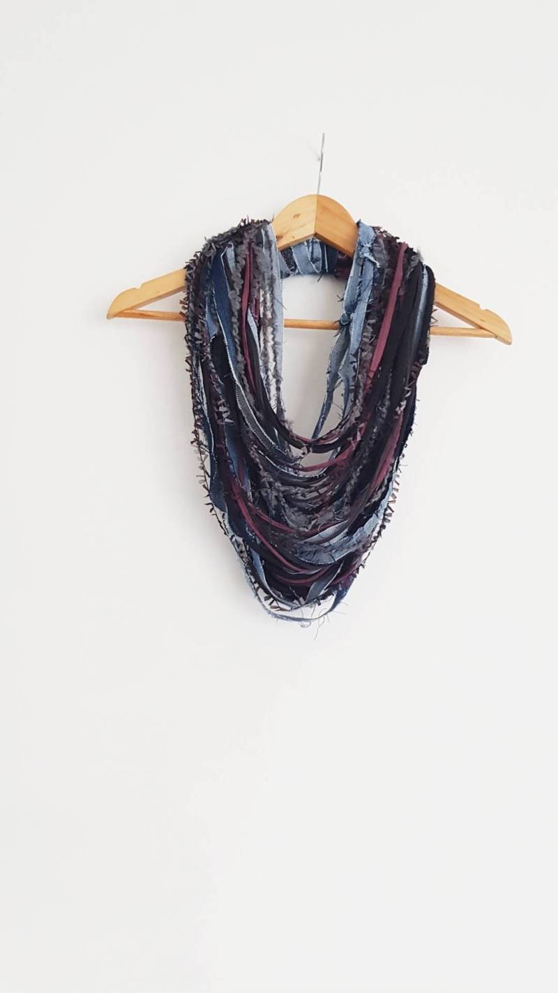 Alte Jeans Ausgefranst Jeansschal Halsschmuck Stoff Schmuck Textil Statement Denim Mouve Grey Große Halskette Loop Schal Denimparty von Unikatina