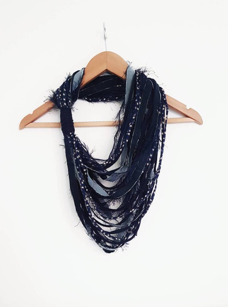 Jeans Schal Halskette Stoff Schmuck Textil-Denim-Halskette Loop Infinity-Schals Reused Recycled One Of A Kind Jewery von Unikatina