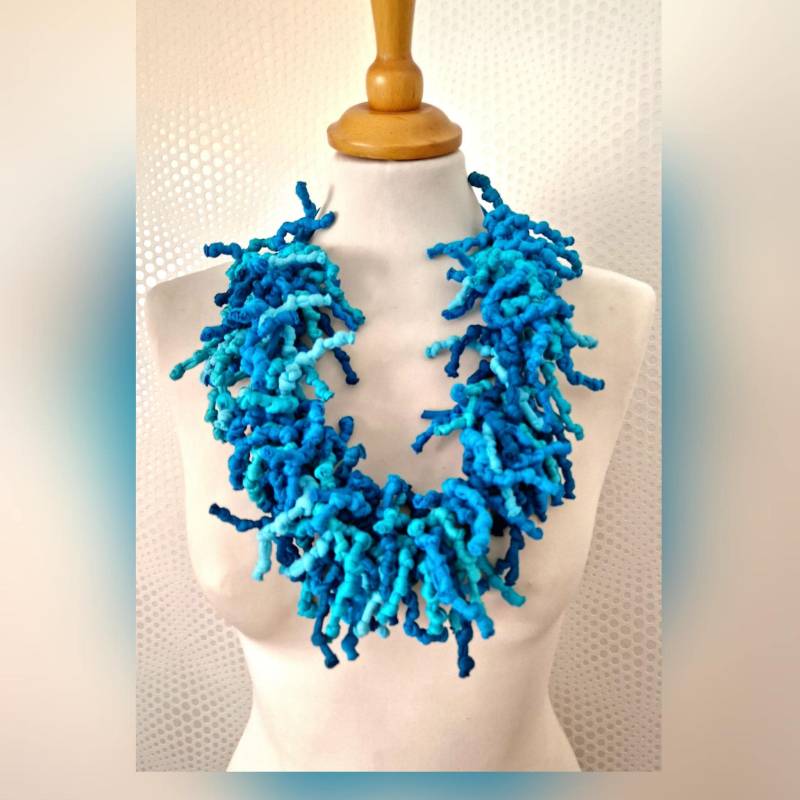 Koralle Form Halskette Türkis Blau Azurblau Stoff Textil Garn Quaste Sommer Schmuck Einzigartige Kunst Sirene von Unikatina