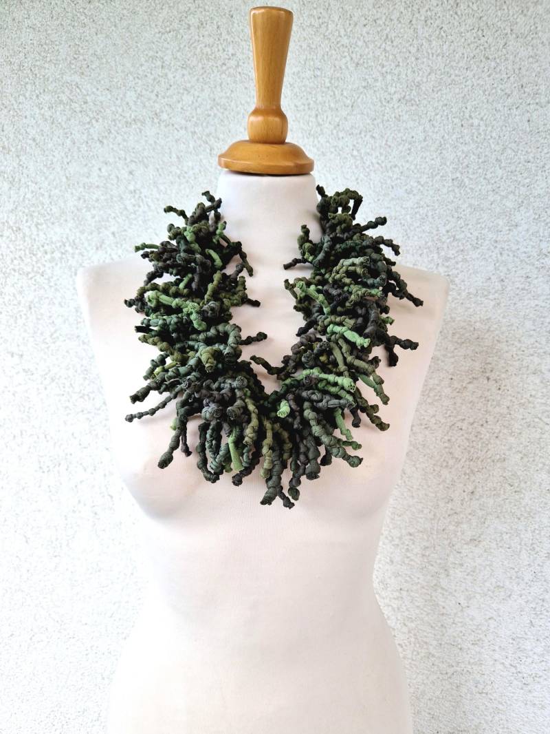 Olive Grün Halskette Fransenwurzeln Kragenhalskette Textilschmuck Waldfee Kunstschmuck Kostüm Festival von Unikatina