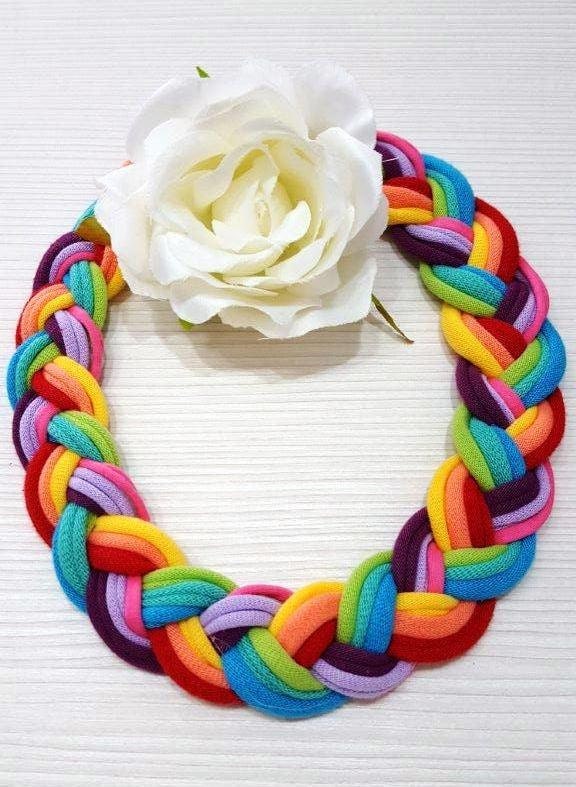 Regenbogen Stirnband Lebendiges Haarband Kopftuch Geflochtenes Textil-Halskette T-Shirt Garn Halskette Statement Stoff-Halskette von Unikatina