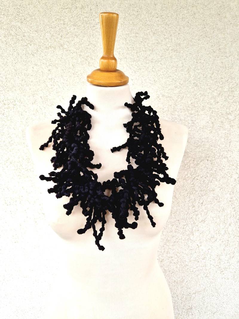 Schwarze Halskette Stoff Textil Quaste Burning Man Accessoires Einzigartige Kunst Schmuck Extravagante Festival Mode von Unikatina