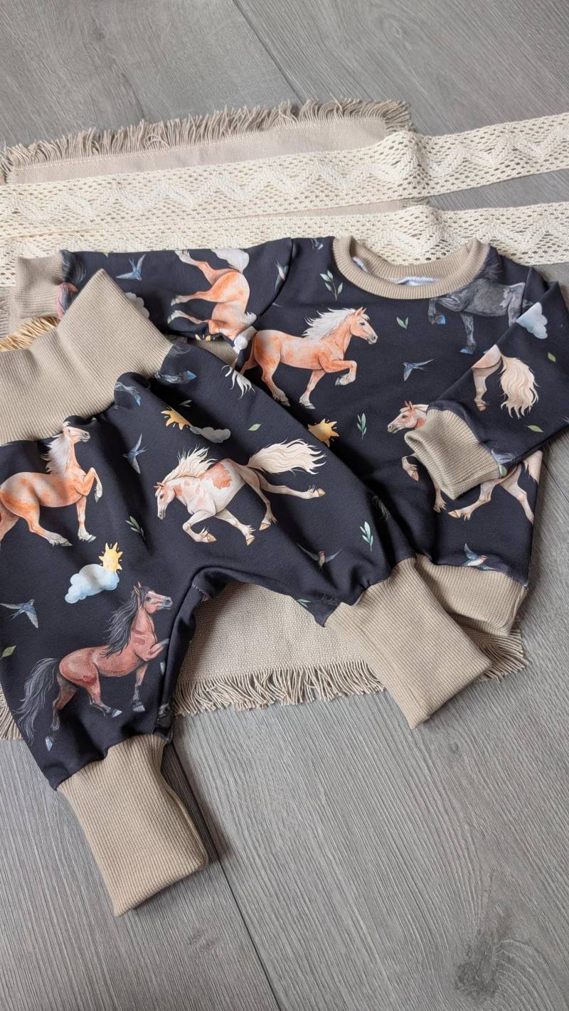 Islandpferde Baby, Kinder Set - Kuscheliger Pullover & Pumphose Mit Tölt-Pferden von FadenTwist