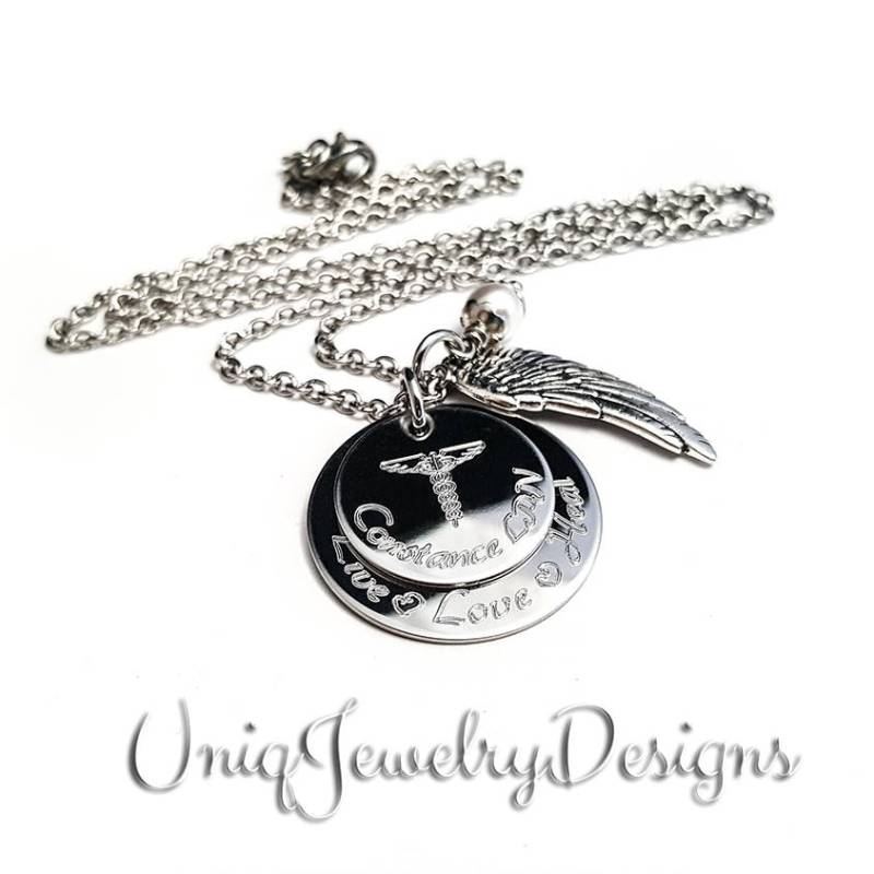 Personalisierte Rn Krankenschwester Halskette + Geschenk Still Graduierung Gravierte Edelstahl Live Love Heal von UniqJewelryDesigns