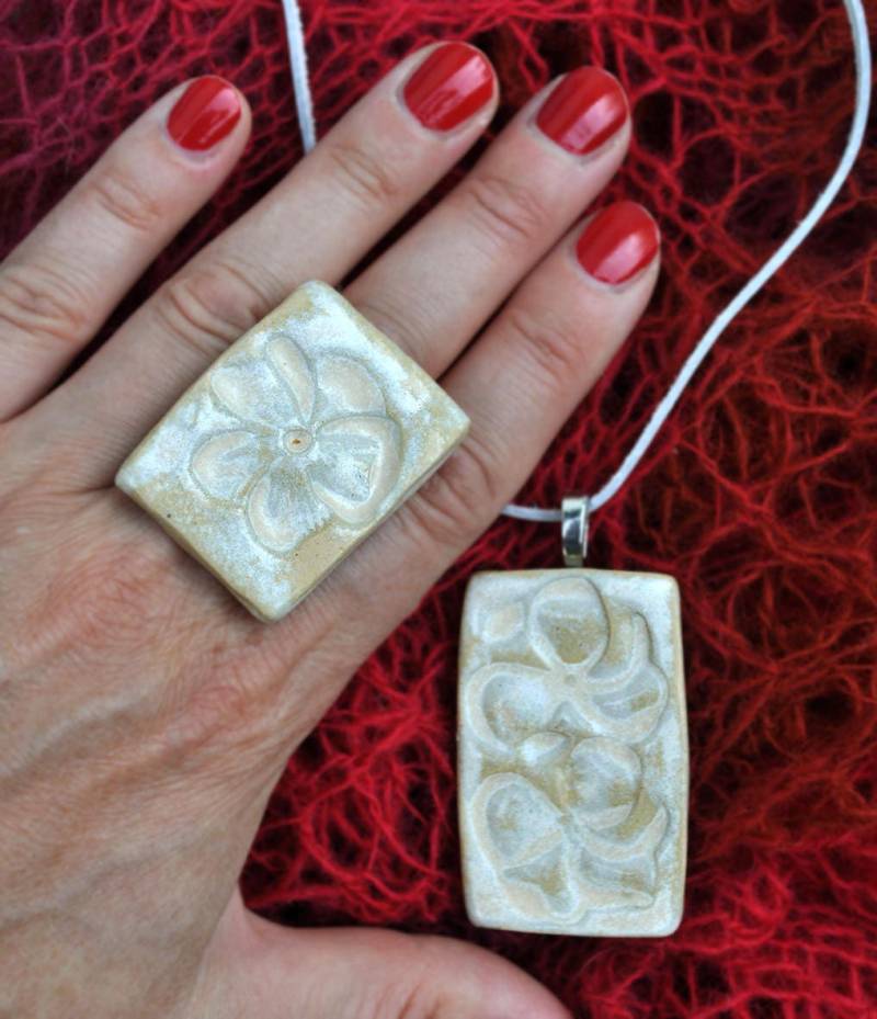 Handgefertigte Keramik Blumen Schmuck Set Anhänger Und Ring von UniquEcoLife