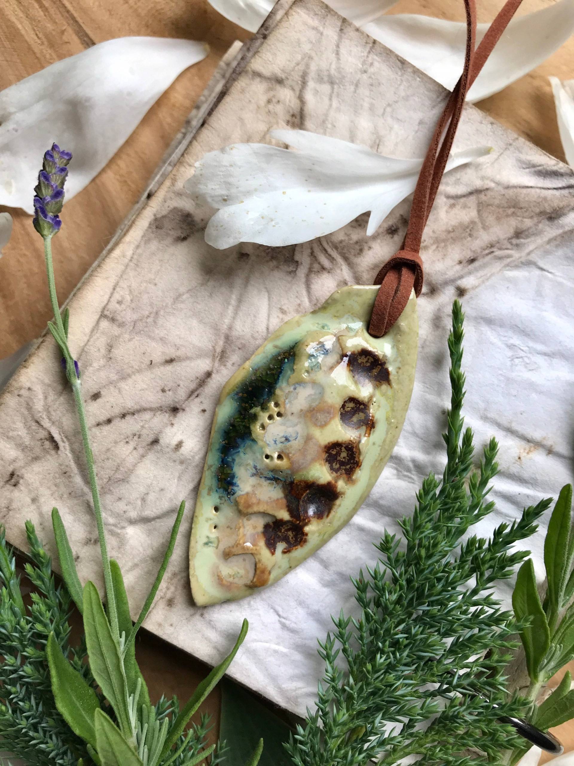 Handgefertigte Keramik Blatt Anhänger Halskette Frühlings-Grüne Wildlederkordel Handgefertigte Keramik Blatt Anhänger Halskette Frühlings-Grüne Wildlederkordel von UniquEcoLife
