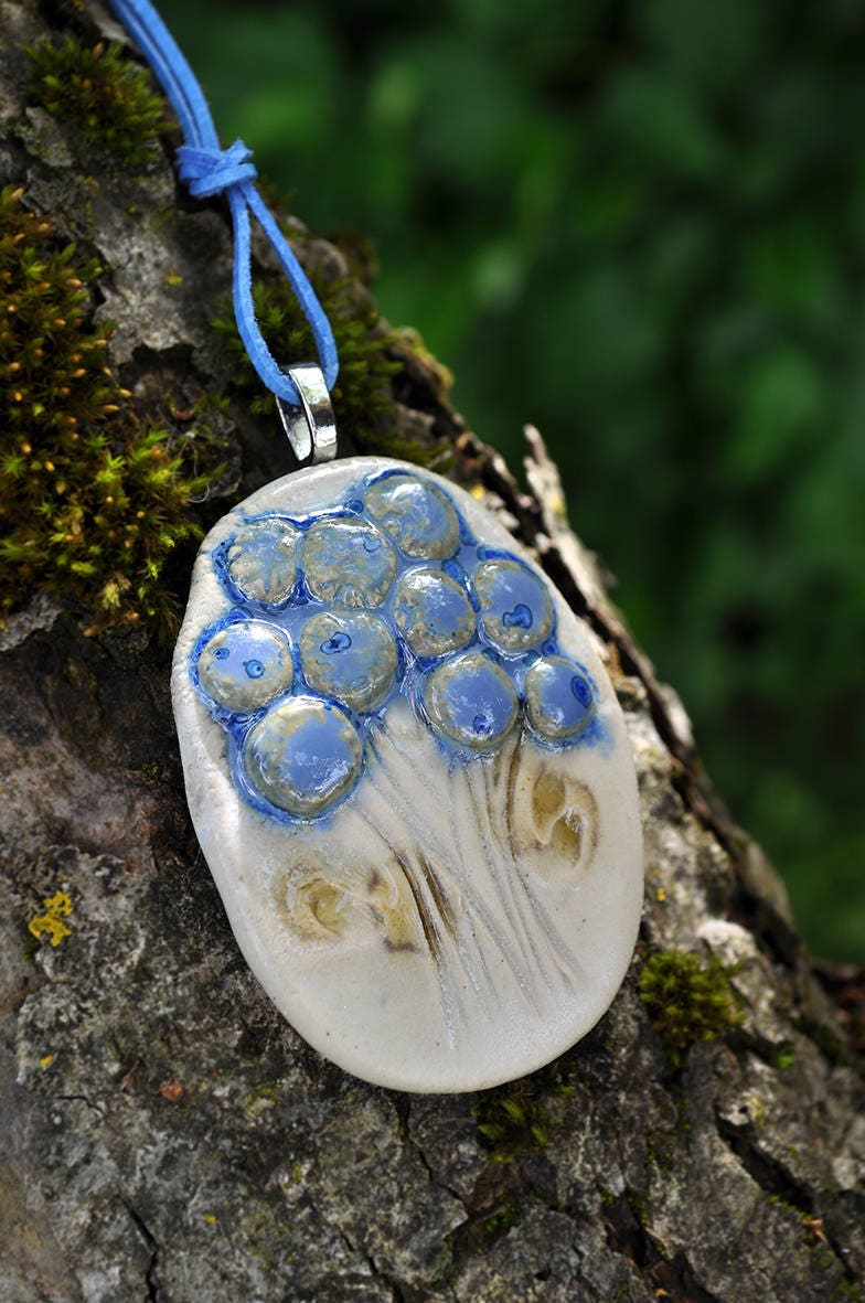 Handgefertigte Keramikkunst Pendant Blue Flowers Forget-Mie-Not. Clay Bouquet-Schöne Halskette Raku Porzellan Geschenk Für Sie Handgefertigte Keramikkunst Pendant Blue Flowers Forget-Mie-Not. Clay Bouquet-Schöne Halskette Raku Porzellan Geschenk Für Sie von UniquEcoLife