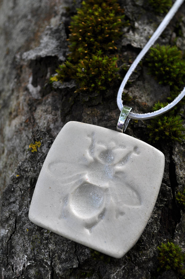 Handgefertigter Keramik-Kunstpendant-Insektenbuch-Halskette-White Fly Bee Honeybee Pendant-Nature Lovers-Sommerjuden Handgefertigter Keramik-Kunstpendant-Insektenbuch-Halskette-White Fly Bee Honeybee Pendant-Nature Lovers-Sommerjuden von UniquEcoLife