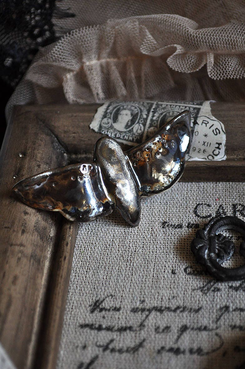Handgemachte Keramik-Art-Bbrosche Schmetterlingsmoth-Brown Gold-Clay Brooch Pin-Geschenk Für Ihr Geschenk Mutter-Schmetterling Home Decor Handgemachte Keramik-Art-Bbrosche Schmetterlingsmoth-Brown Gold-Clay Brooch Pin-Geschenk Für Ihr Geschenk Mutter-Schmetterling Home Decor von UniquEcoLife