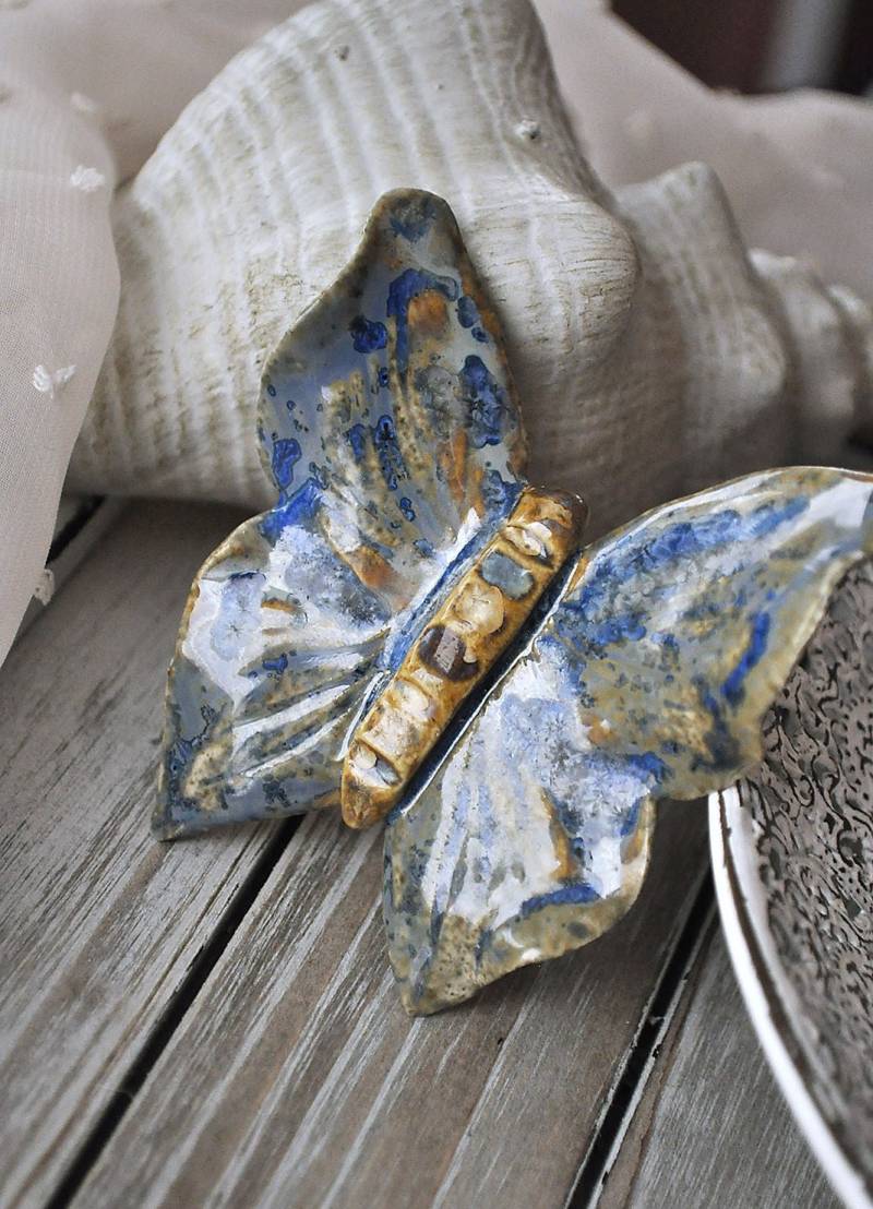 Handgemachte Keramik Schmetterling Brosche Blau Beige Ton Pin Handgemachte Keramik Schmetterling Brosche Blau Beige Ton Pin von UniquEcoLife