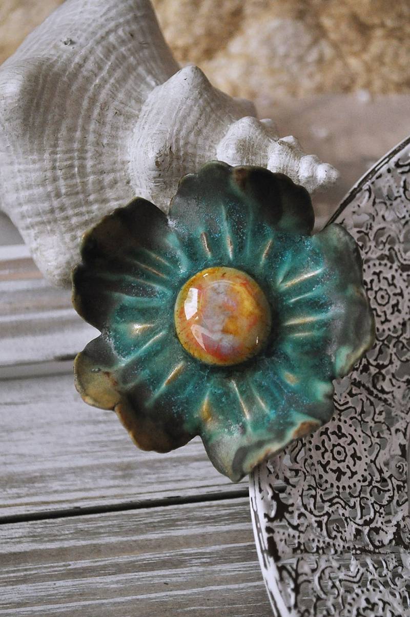Handgefertigte Keramikblumen-Brosche Türkise Tonanemone Handgefertigte Keramikblumen-Brosche Türkise Tonanemone von UniquEcoLife