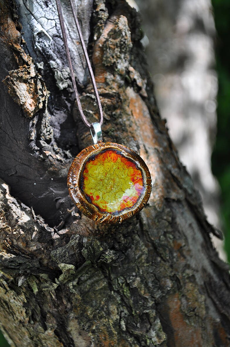 Handgefertigte Keramik Anhänger Halskette Lava Krater Feuerdrachen Design Handgefertigte Keramik Anhänger Halskette Lava Krater Feuerdrachen Design von UniquEcoLife