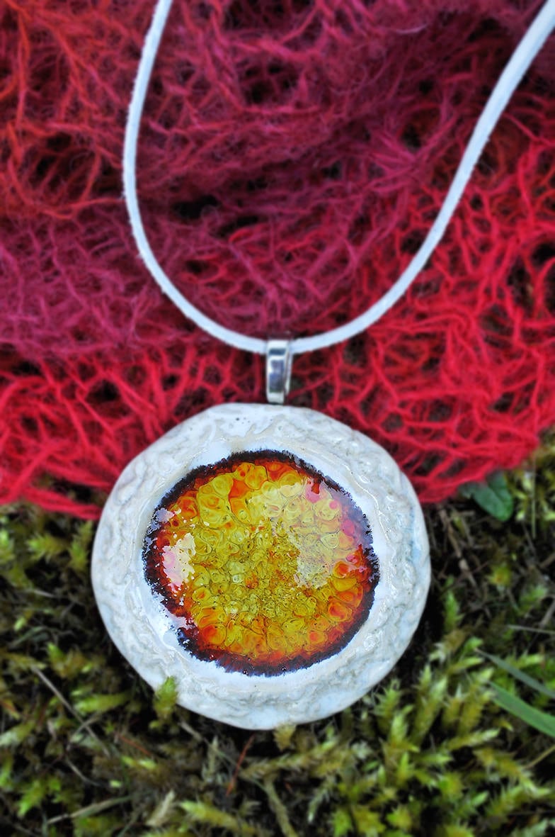 Handgemachte Keramik-Kunstpflasterkette-White Orange Lava Krater Fire Dragon-Mountain Clay Halskette-Nature Lovers Pendant Handgemachte Keramik-Kunstpflasterkette-White Orange Lava Krater Fire Dragon-Mountain Clay Halskette-Nature Lovers Pendant von UniquEcoLife