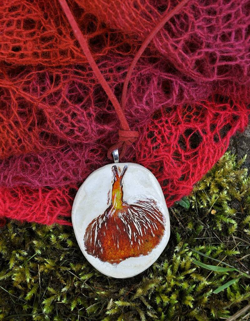 Handgefertigte Keramik Anhänger Halskette Boho Rote Quaste, Wildlederkordel Handgefertigte Keramik Anhänger Halskette Boho Rote Quaste, Wildlederkordel von UniquEcoLife