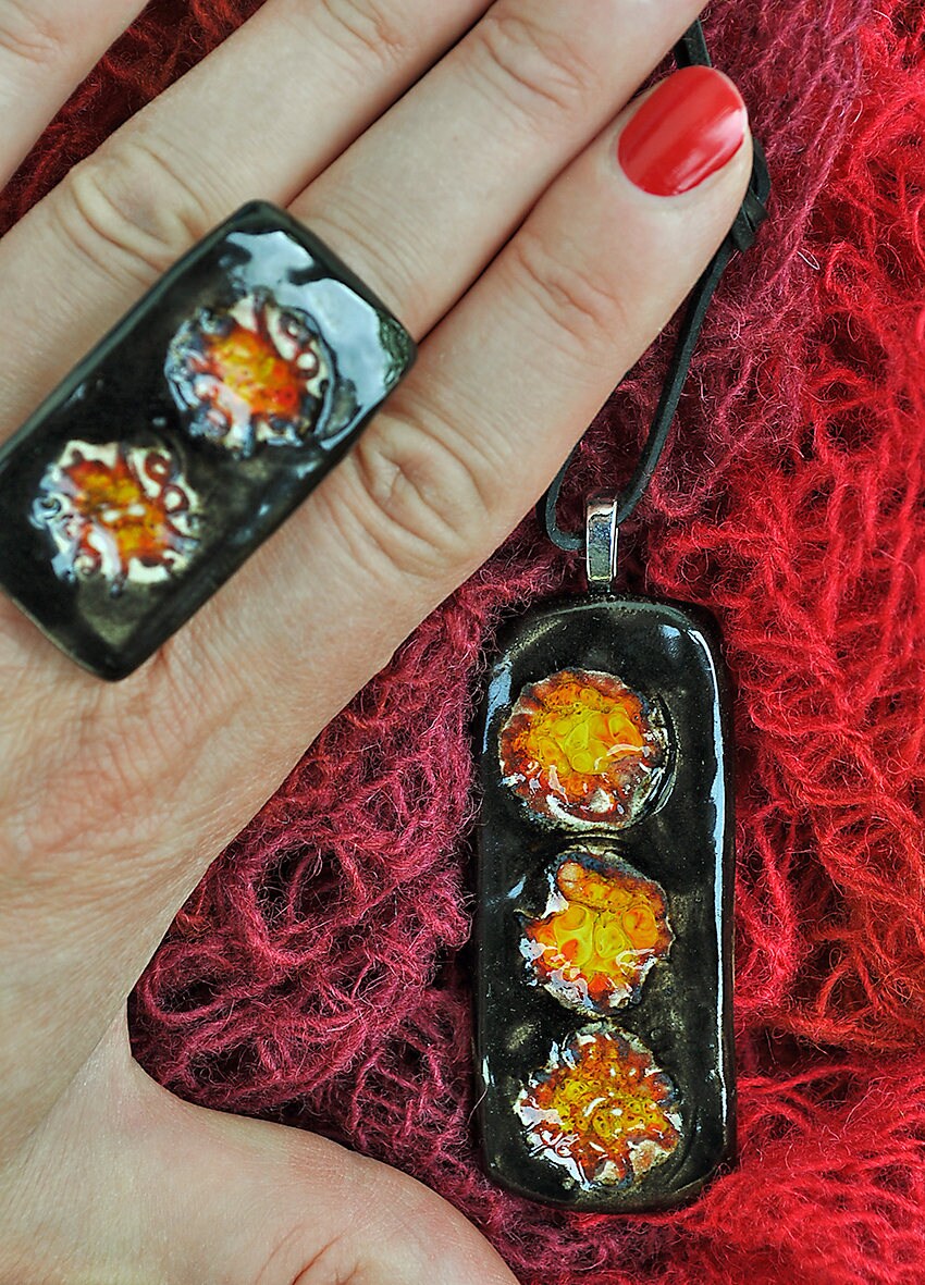 Keramik-Anhänger Und Ring-Set - Handgefertigt Rot Orange Blumen Set Schwarze Keramik Anhänger Ring Geschenk Für Sie Keramik-Anhänger Und Ring-Set - Handgefertigt Rot Orange Blumen Set Schwarze Keramik Anhänger Ring Geschenk Für Sie von UniquEcoLife