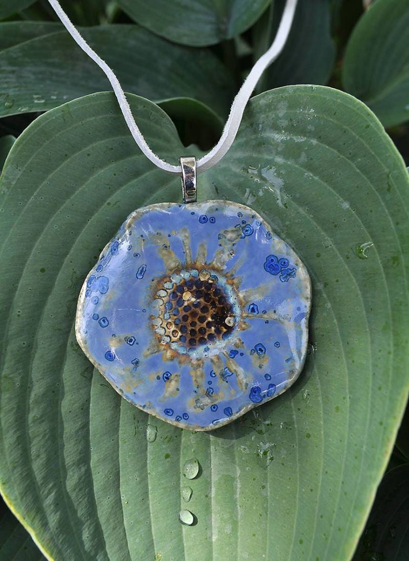 Handgefertigte Keramik Blume Anhänger Halskette Blaue Raku-Porzellankunst Handgefertigte Keramik Blume Anhänger Halskette Blaue Raku-Porzellankunst von UniquEcoLife
