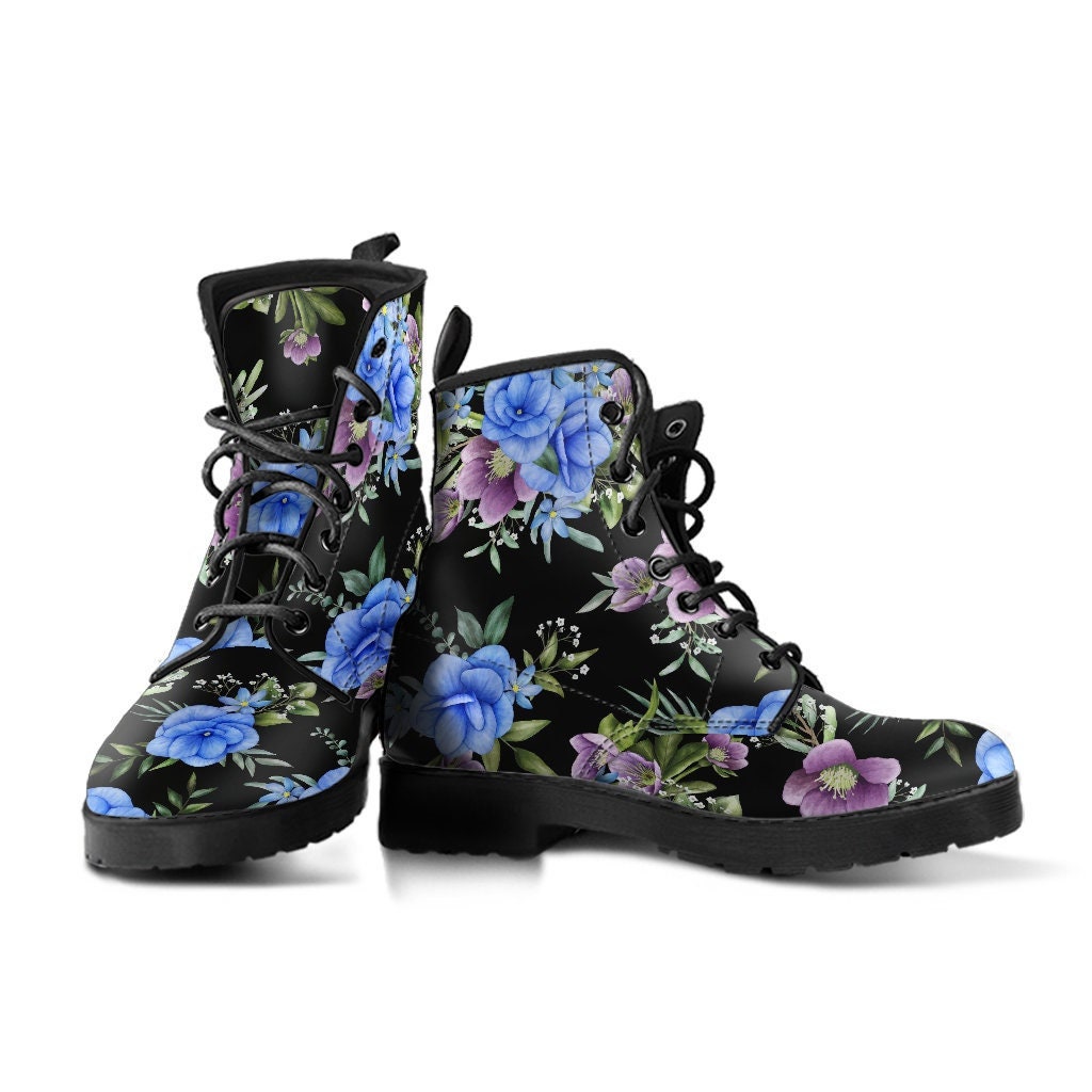 Schwarze Geblümte Lederstiefel Für Mädchen Frauen, Stiefel Mit Blauen Blumen, Vegan Freundliche Lederschuhe von UniqueAndComfy