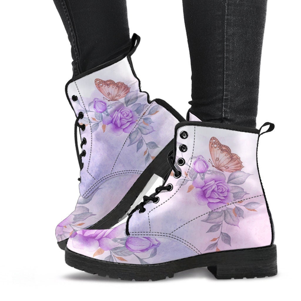 Weiße Lederstiefel Mit Schmetterling Und Blumen, Vegan Freundliche Lederschuhe Für Mädchen, Frauen, Florale Stiefel von UniqueAndComfy