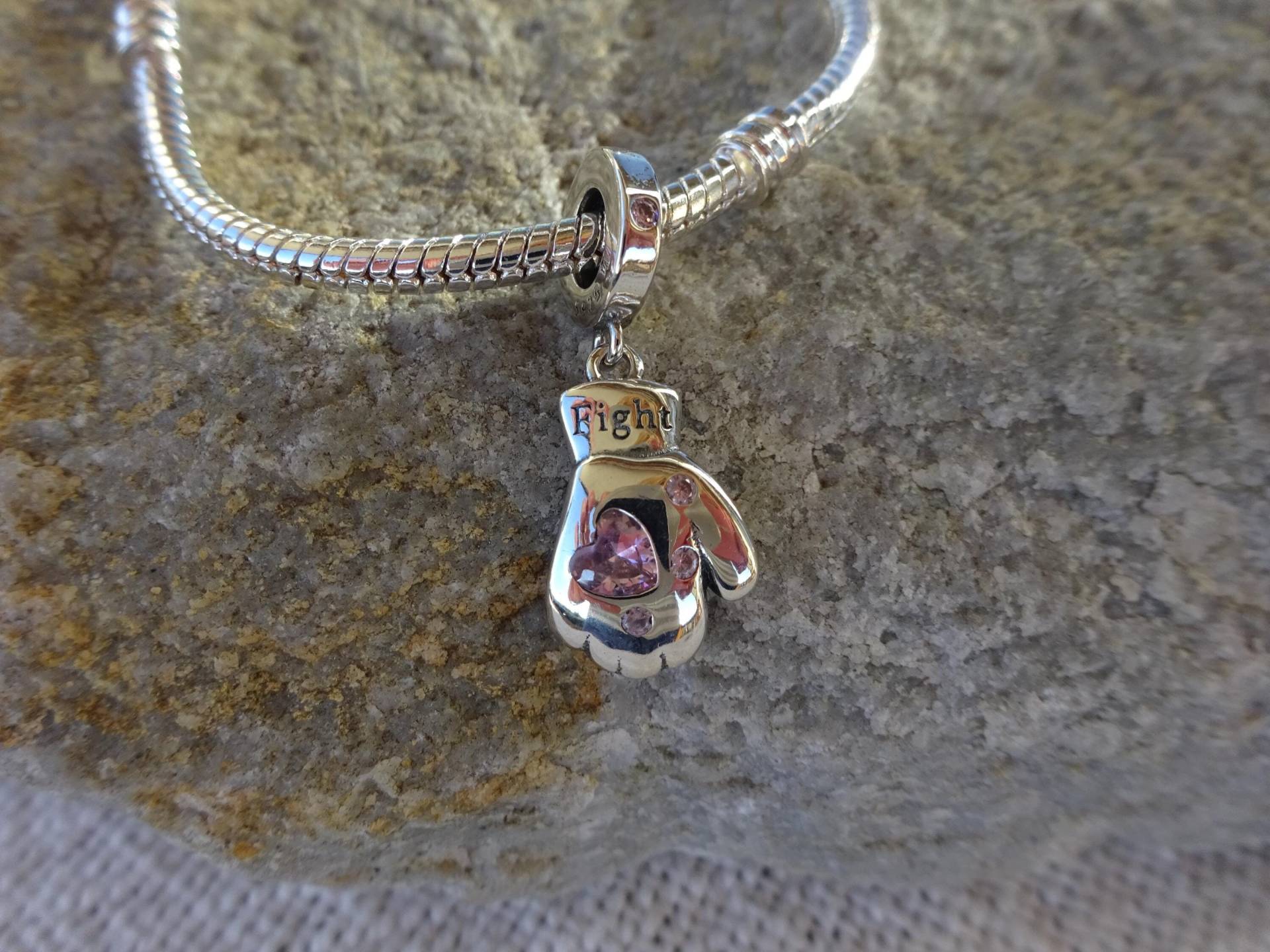 Armband - Brustkrebs Bewusstseins Rosa Schleife Anhänger/Motiv "Fight" Sympathie von UniqueArtByFelicia