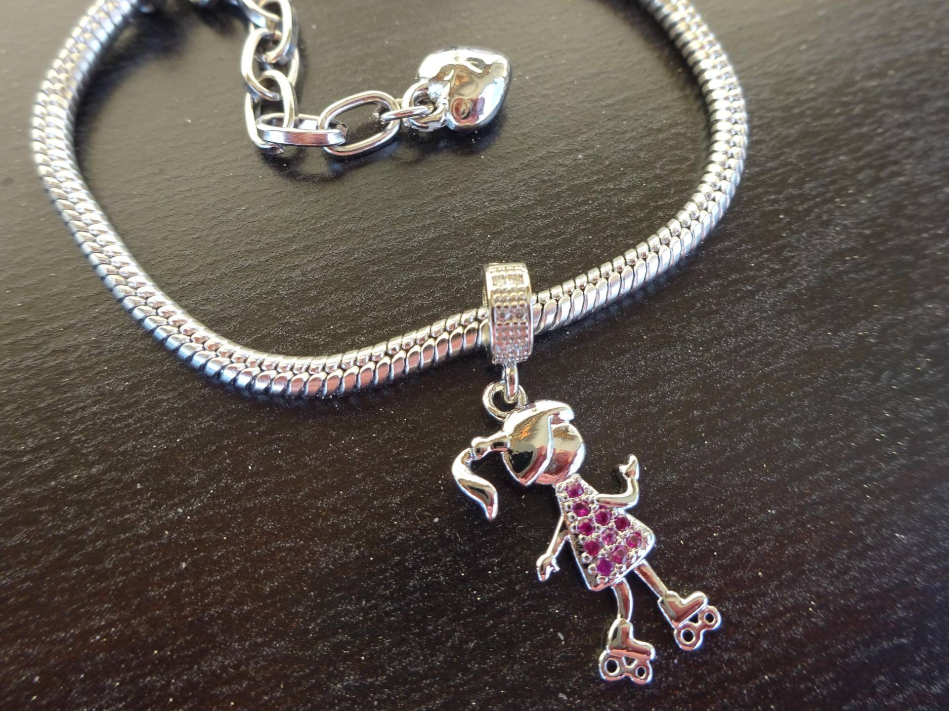 Armband Mit Rollschuhläuferin Charm - Schmuck Für Rollschuhmädchen Geschenk Rollkunstlauf Sportskaterinnen, Trainerinnen & Wettkämpfe Armband Mit Rollschuhläuferin Charm - Schmuck Für Rollschuhmädchen Geschenk Rollkunstlauf Sportskaterinnen, Trainerinnen & Wettkämpfe von UniqueArtByFelicia