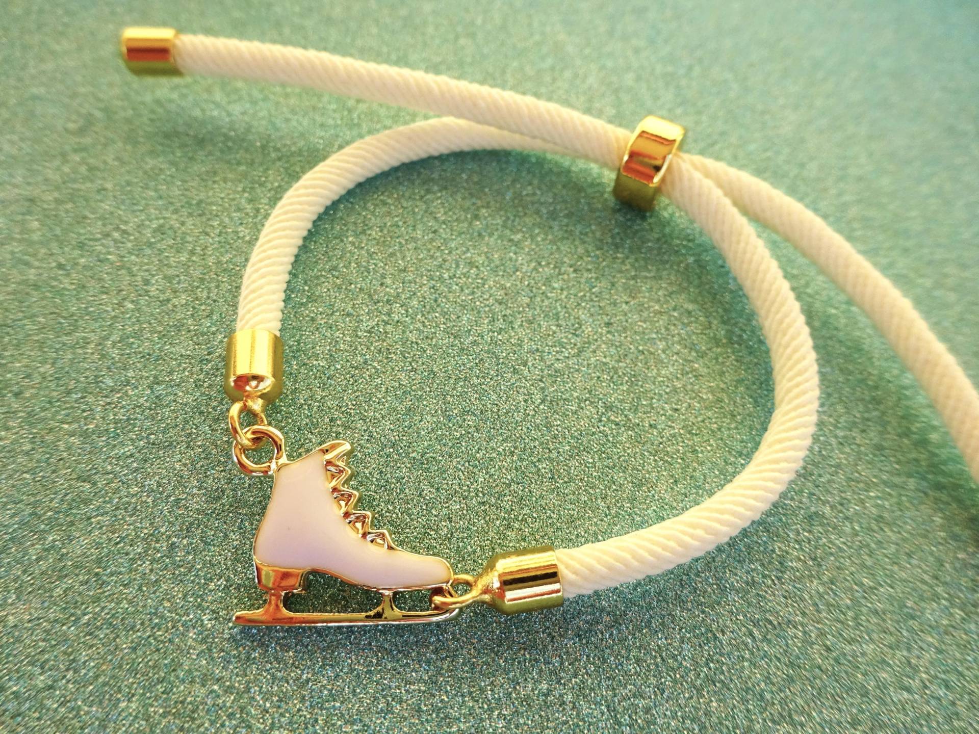 Armband Mit Schlittschuh-Motiv Für Einen Eislaufliebhaber/ Gewebter Armreif/Eiskunstlaufschuh Anhänger Eislauf - Geschenkideen Armband Mit Schlittschuh-Motiv Für Einen Eislaufliebhaber/ Gewebter Armreif/Eiskunstlaufschuh Anhänger Eislauf - Geschenkideen von UniqueArtByFelicia