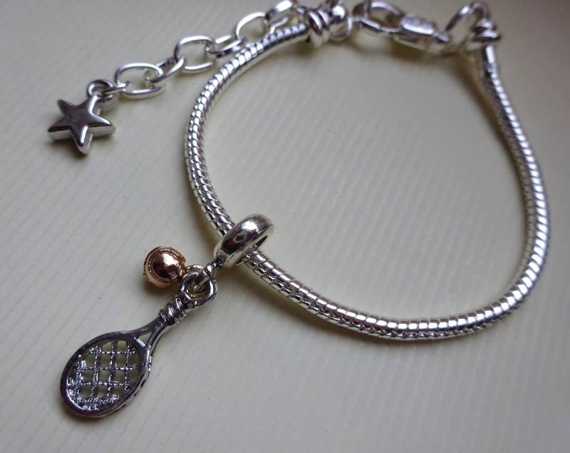 Armband Tennis Motiv Anhänger/& Kompatibel Mit Den Meisten Schmuckmarken/ Tennisschläger Schmuck/ Tennisfan Geschenkidee Armband Tennis Motiv Anhänger/& Kompatibel Mit Den Meisten Schmuckmarken/ Tennisschläger Schmuck/ Tennisfan Geschenkidee von UniqueArtByFelicia