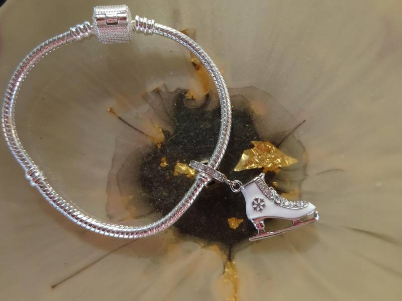 Armband - Schlittschuh Anhänger/ Kompatibel Mit Gängigen Schmuckmarken/ Eisläufer Geschenk/ Schlittschuh-Fan Accessoire/ Eiskunstlauf Charm von UniqueArtByFelicia