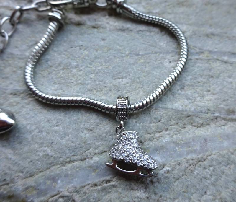 Armband - Schlittschuh Anhänger/& Kompatibel Mit Den Meisten Schmuckmarken/ Eiskunstlauf Schlittschuhlauf Geschenkideen von UniqueArtByFelicia
