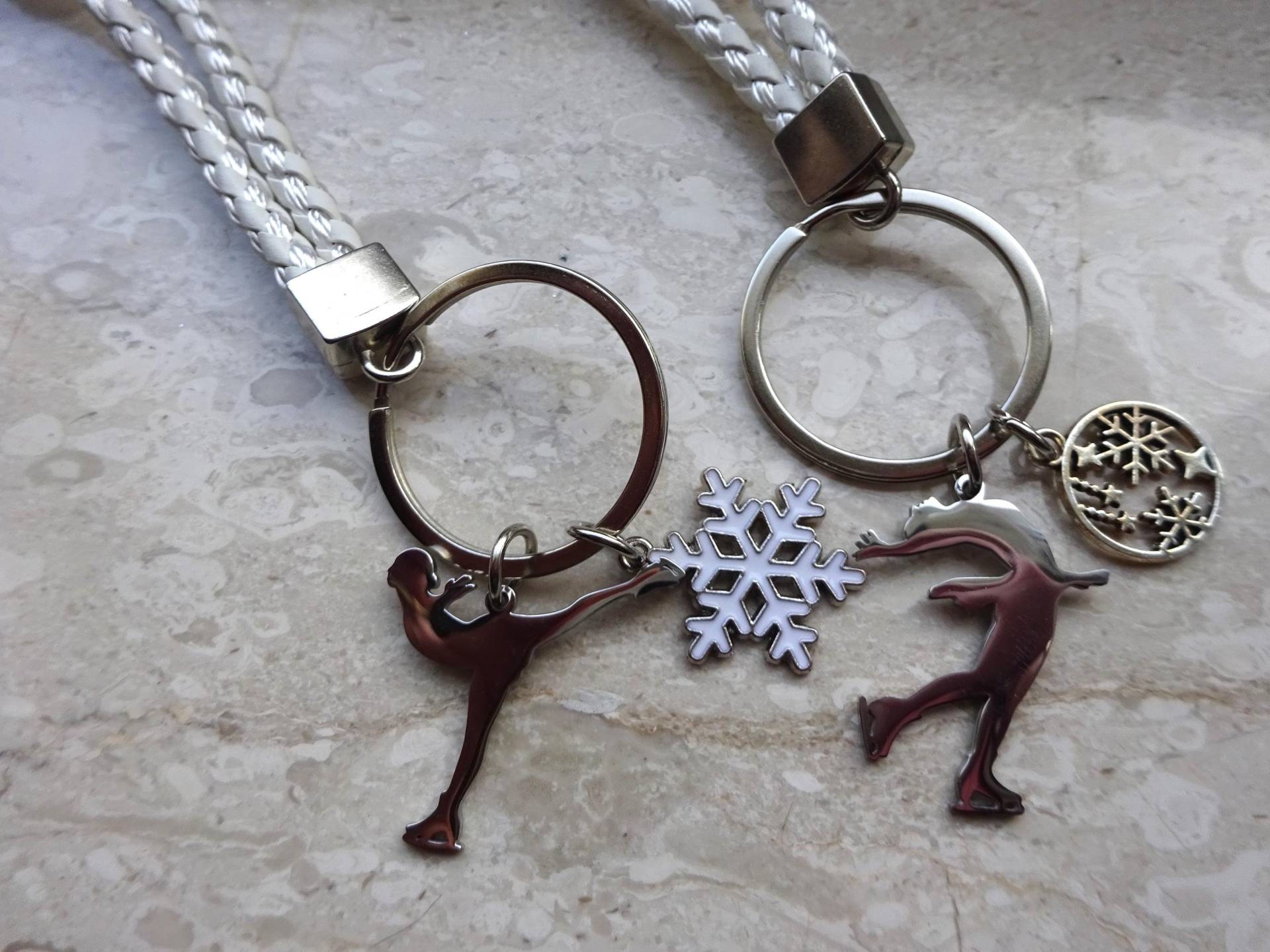 Eisläuferin Schlüsselanhänger | Eislauf-Accessoire Sportlicher Taschenanhänger Oder Handyband| Geschenk Für Skaterinnen Und Eislauf-Fans von UniqueArtByFelicia