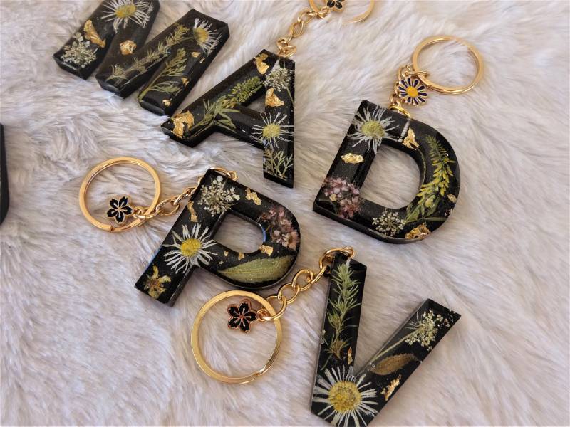 Epoxidharz Buchstabe Schlüsselanhänger/Geschenkideen Kunsthandwerk Keychain Key Ring von UniqueArtByFelicia