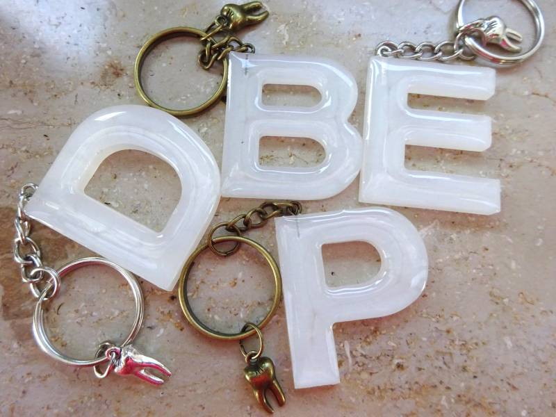 Epoxidharz Buchstabe Schlüsselanhänger/Geschenkideen Kunsthandwerk Keychain Key Ring von UniqueArtByFelicia