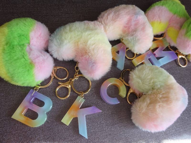 Epoxidharz Buchstabe Schlüsselanhänger/Geschenkideen Kunsthandwerk Schlüsselring Keychain Key Ring von UniqueArtByFelicia