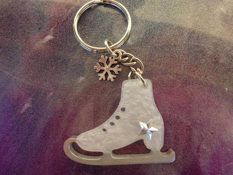 Epoxidharz Schlittschuh Schlüsselanhänger - Handgemachtes Geschenk Für Eiskunstläufer & Eislauf-Fans/Geschenkideen Keychain Key Ring von UniqueArtByFelicia