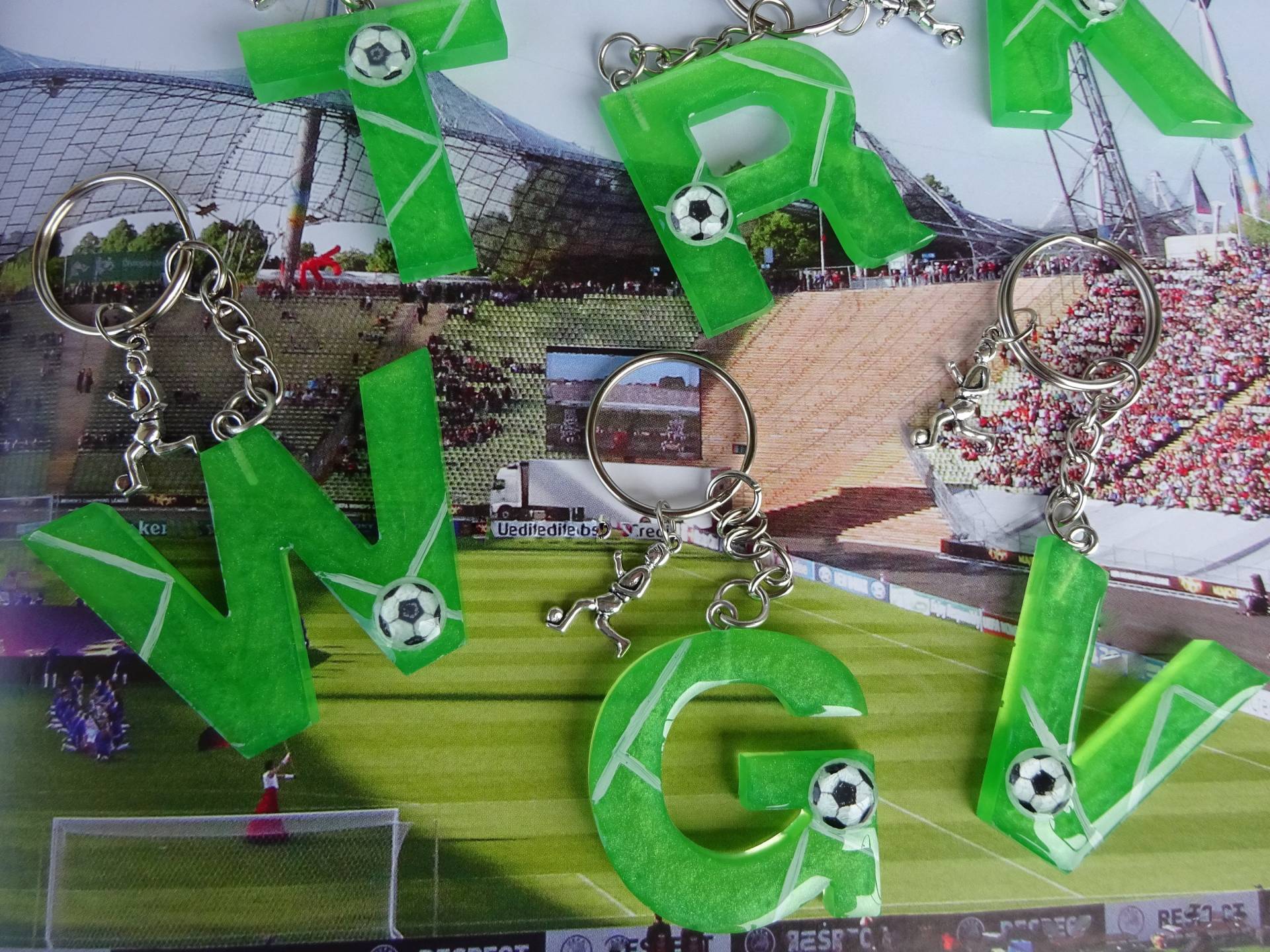 Fußball - Epoxidharz Buchstabe Schlüsselanhänger/Fußballanhänger Sporttaschenanhänger Fußballfan Geschenkidee Kunsthandwerk von UniqueArtByFelicia