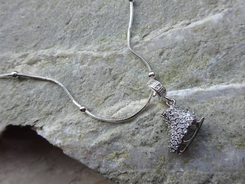 Halskette Mit Eislaufschuh Für Eine Schlittschuhliebhaberin/Eiskunstlauf/ Schlittschuhlauf Kette Geschenkidee von UniqueArtByFelicia